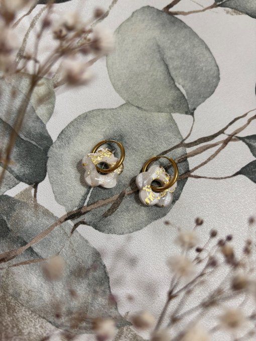 Boucles d'oreilles Fleurs blanches, nacrées et dorées