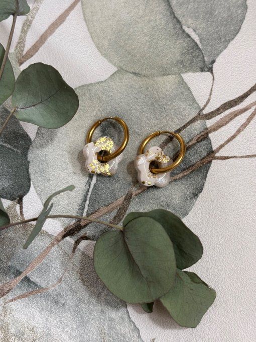Boucles d'oreilles Fleurs blanches, nacrées et dorées "PETIT MODELE"