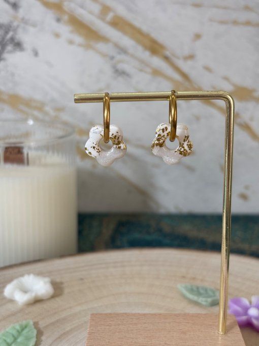Boucles d'oreilles Fleurs blanches, nacrées et dorées "PETIT MODELE"