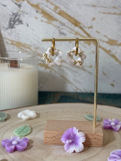 Boucles d'oreilles Fleurs blanches, nacrées et dorées
