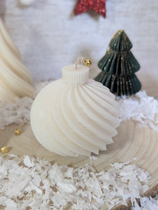Bougie moulée boule de noël