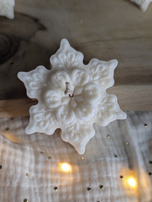 Bougie moulée 60 g flocon de neige modèle N°2 non parfumé vendu à l'unité