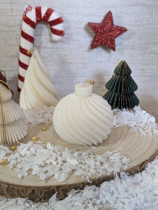 Bougie moulée boule de noël